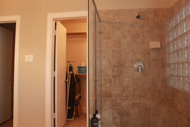 Building Photo - 3703 Main Poplar Dr