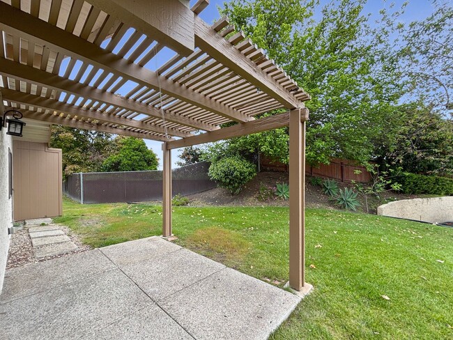 Building Photo - Beautiful 3B/2BA Home W/ 2 Car Garage, Was...