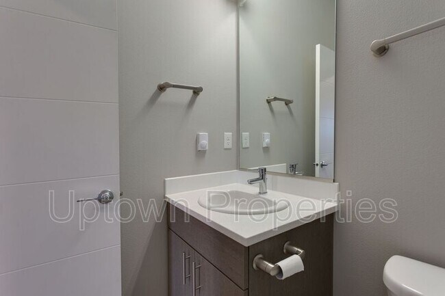 Building Photo - 3563 N Gantenbein Ave