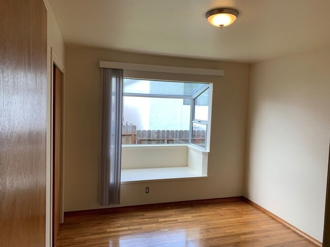 Building Photo - Great 3 Bedroom 1 and 1/2 Bath House in Se...