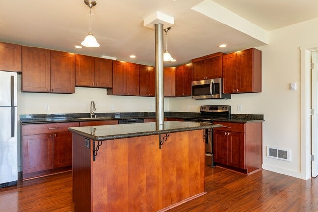 Building Photo - Sun-Filled 2BR/2BA Retreat w/ Split Layout, In-Unit W/D & Parking – Spacious 1,009 Sq Ft!