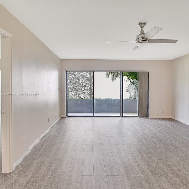 Building Photo - 311 W Laurel Dr