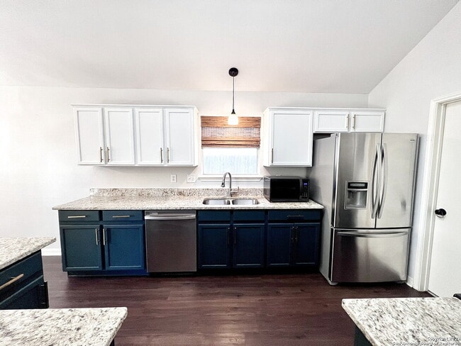 Building Photo - Charming 3-Bed Home Near Medical Center w/ Private Greenbelt Backyard!