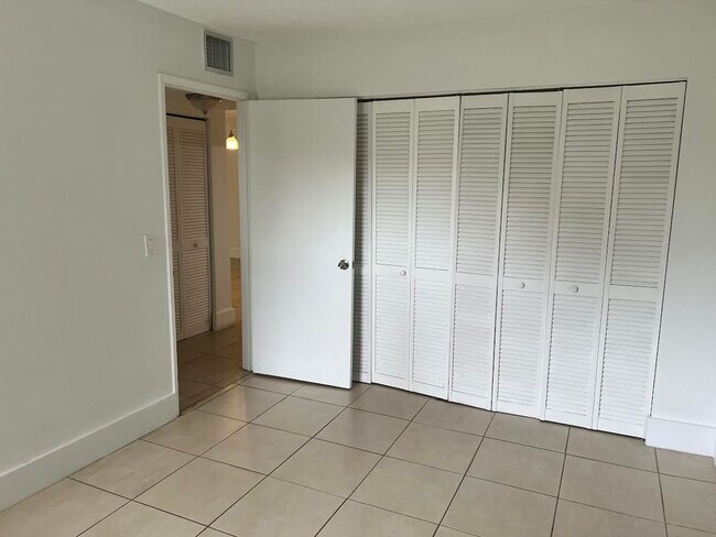 Building Photo - 1453 Lake Crystal Dr