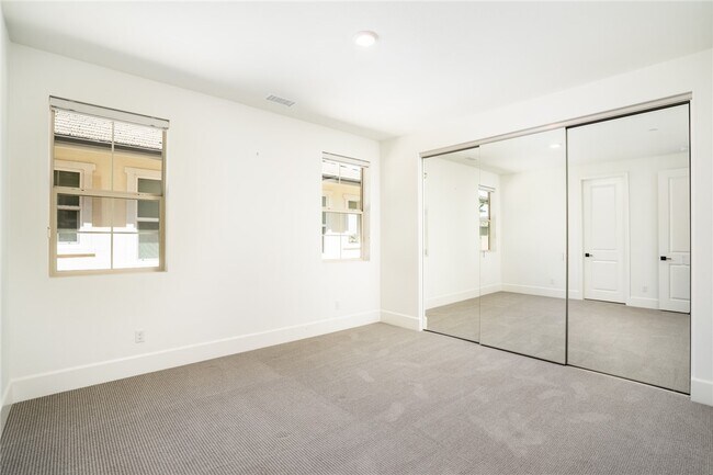 Building Photo - 5192 Goldenrod Cir