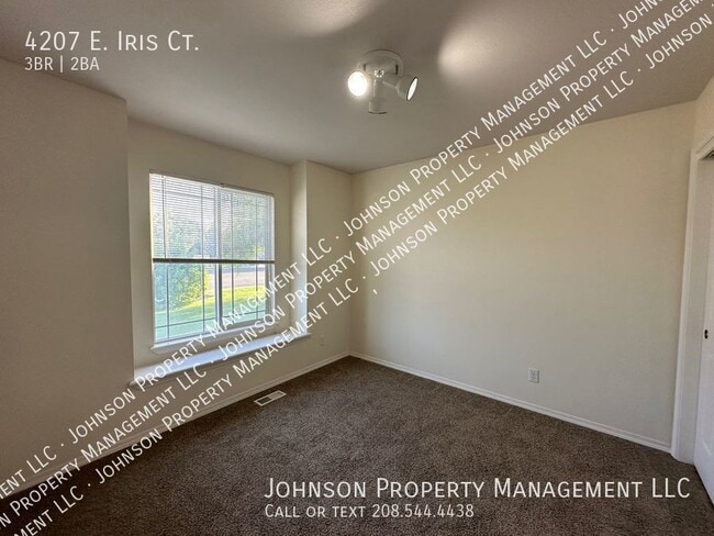 Building Photo - 4207 E Iris Ct