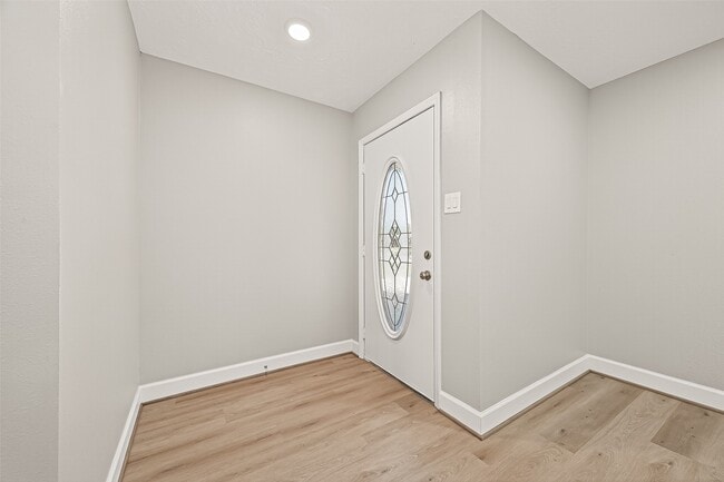 Building Photo - 1611 Drexel Dr