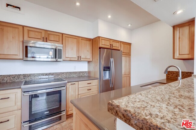 Building Photo - 230 S Catalina Ave