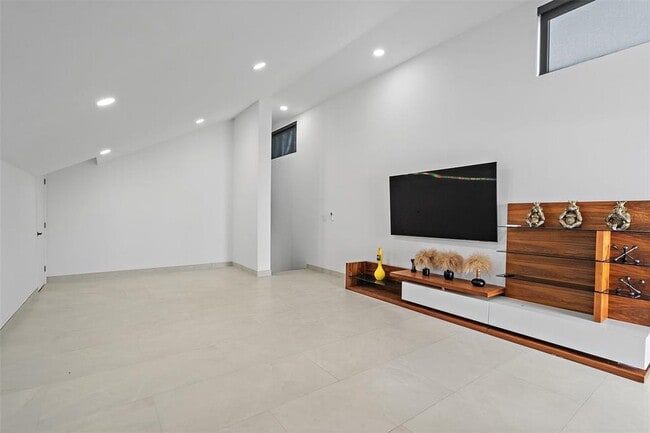 Building Photo - 585 Dolphin Ave SE