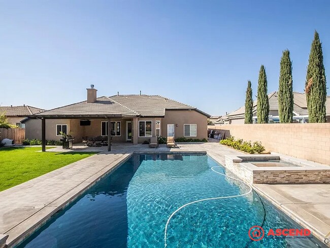 Building Photo - Stunning Home Near Frontier Highschool!