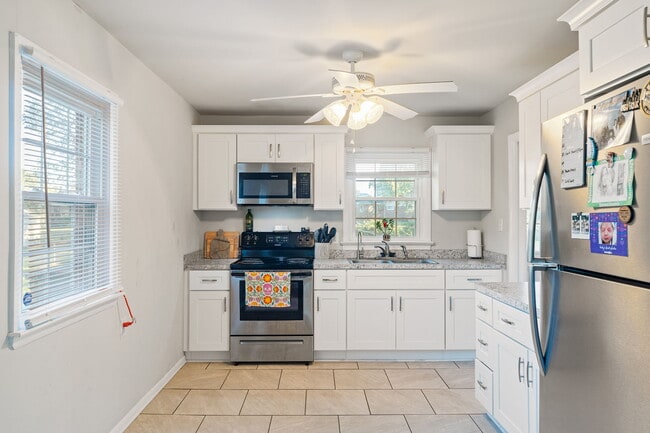 Kitchen - 5525 Jahnke Rd