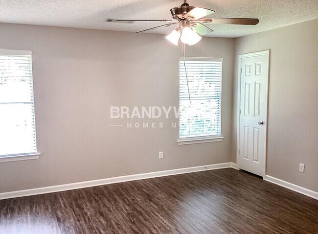 Building Photo - One month  FREE RENT!!!