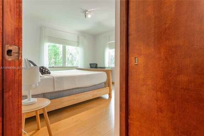 Building Photo - 523 NE 68th St