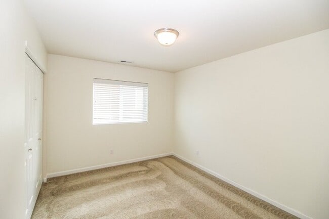 Building Photo - Spacious Rental! 3bed 3bath 2039sf 2 Car Garage A/C + Bonus Room