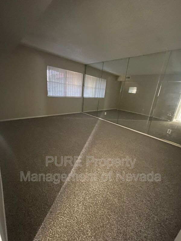 Building Photo - 1405 E Vegas Valley Dr