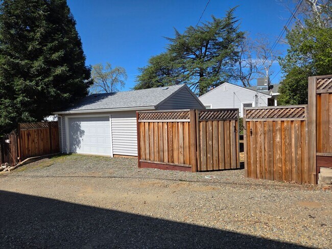 Building Photo - Historic Folsom 2 Bdrm, 1 Bath