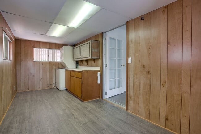 Building Photo - 55+ Mobile Home Community, 2 Bedroom + Sun...