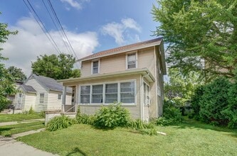 Building Photo - 2652 Milwaukee St