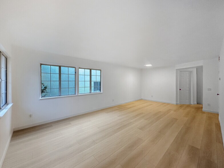 Building Photo - 727 E Tujunga Ave