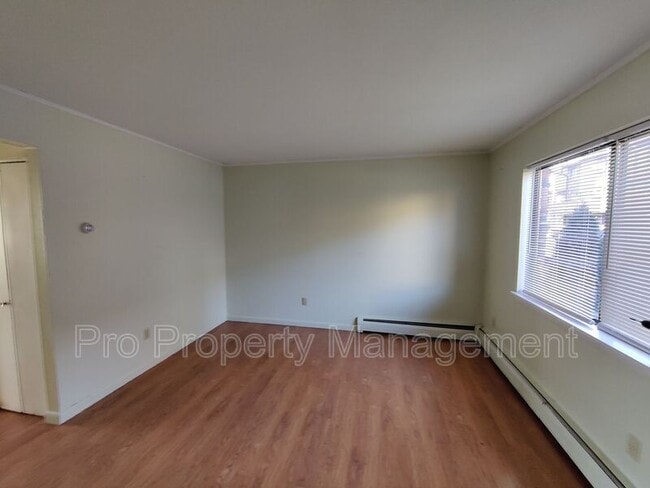 Building Photo - 218 Oakville Ave