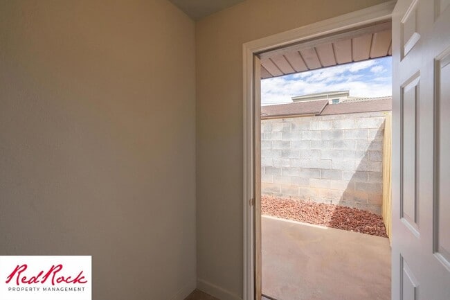 Building Photo - Remodeled 2 Bedroom Townhome. Pet Friendly!