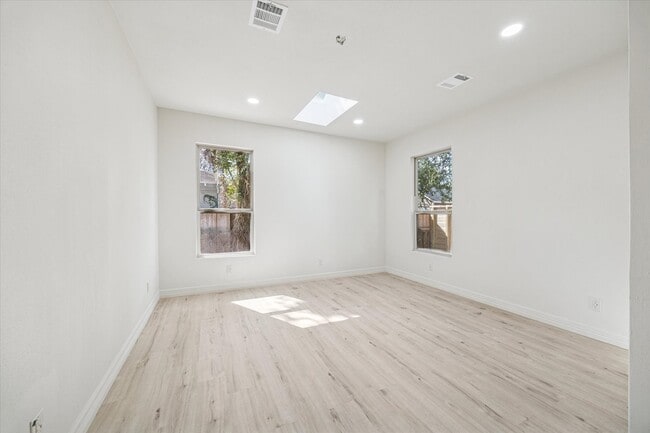 Building Photo - 437 N Everton St