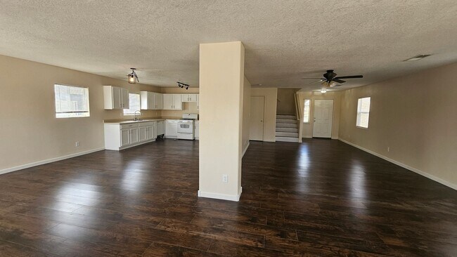 Building Photo - 5 Bed 3 Bath