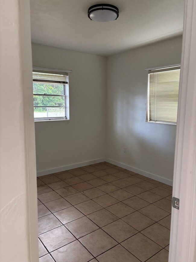 Building Photo - 1207 Crestwood Dr