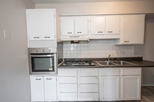 Building Photo - 5820 Grandview Dr