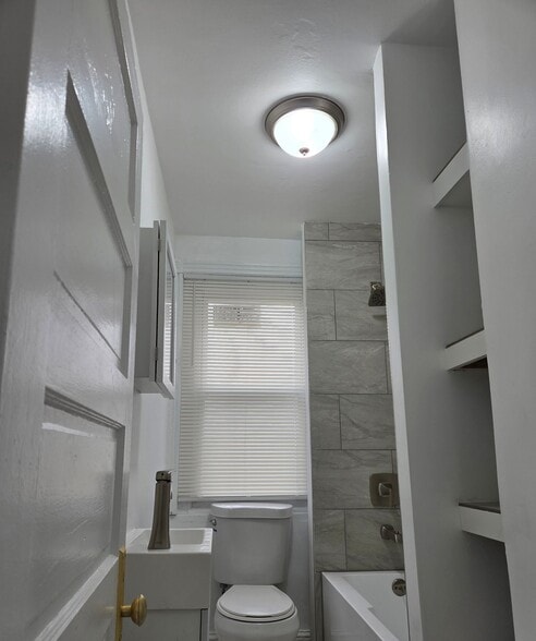 Building Photo - 5767 N Beechwood St