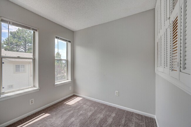 Building Photo - $2,800 - 3 Bed. 2.5 Bath Home with AC, Lof...