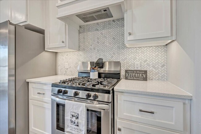 Building Photo - Nearly New Yukon Schools