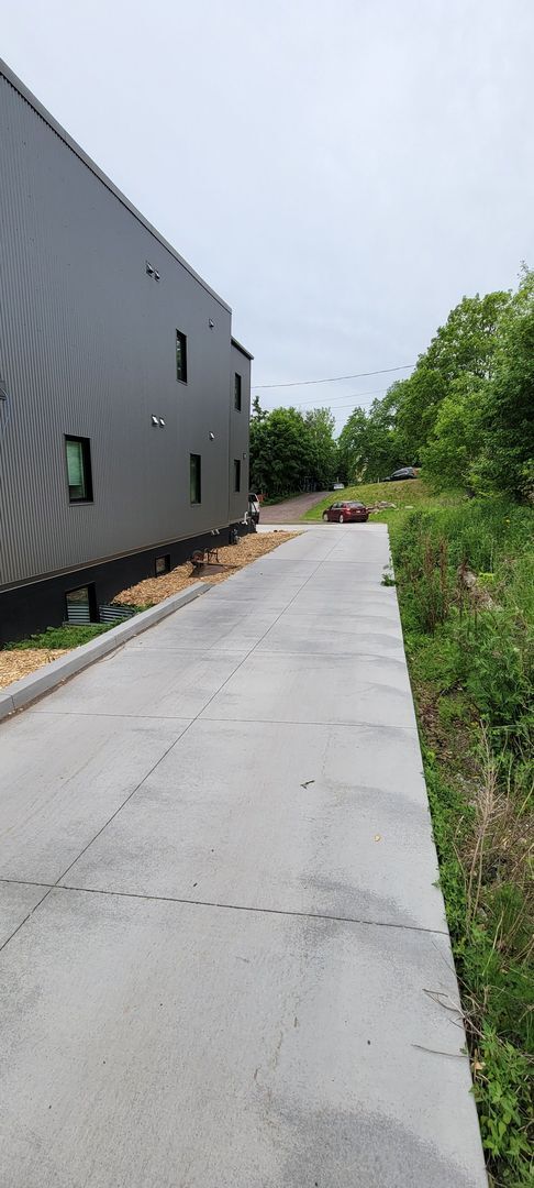 Building Photo - AVAILABLE  May 1st - Newly Updated 1 Bed 1 Bath!