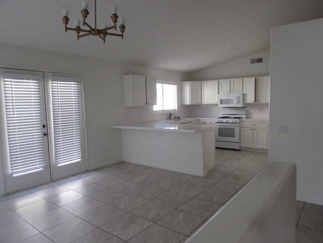 Building Photo - 51240 Avenida Velasco