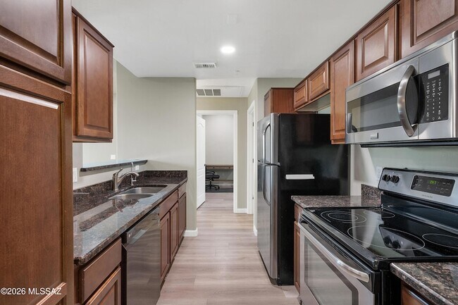 Building Photo - 2550 E River Rd