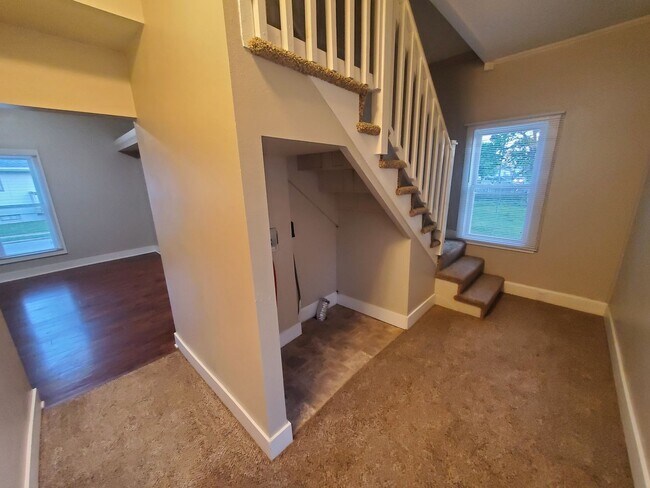 Building Photo - 2 Bedroom, 1 Bathroom home with front porch and fenced yard!