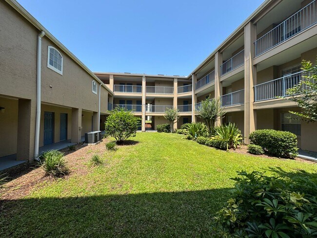 Building Photo - Metrowest 2BR/2BA Condo – Ground Floor Con...