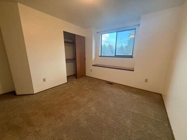 Building Photo - 3 BED 2.5 BATH WITH DAYLIGHT BASEMENT & BONUS ROOM - SPACIOUS CORNER LOT