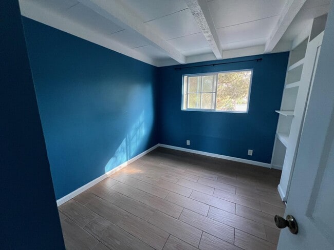 Building Photo - 528 Raintree Dr