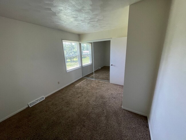 Building Photo - 2 BR townhouse with basement and off street parking