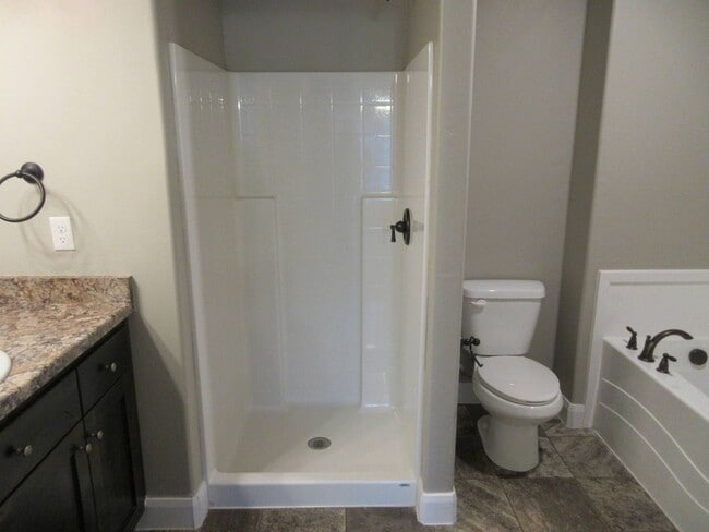 Building Photo - 3 bed - 2.5 bath - Newer town home living ...