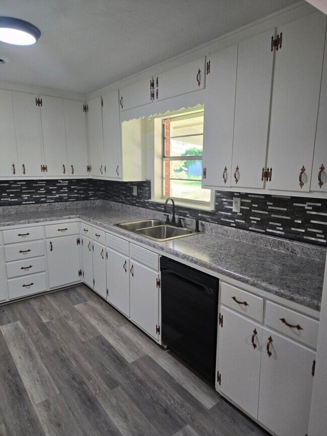 Building Photo - Charming 3-Bedroom Brick Home in Town – Newly Remodeled!