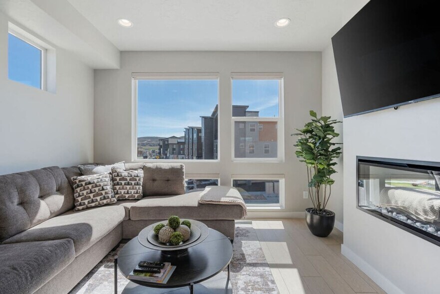 Building Photo - 6831 Silver Creek Dr