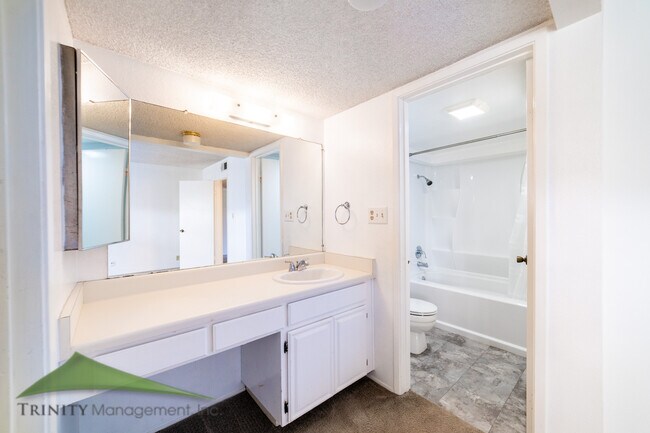 Building Photo - 2564 Navarra Dr
