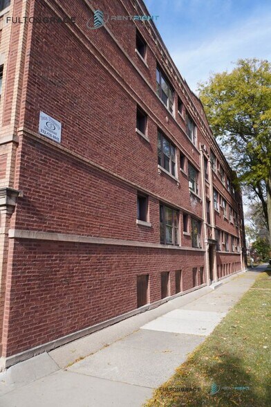 Building Photo - 4832 W Montrose Ave