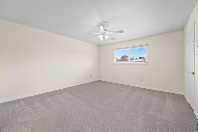 Building Photo - 10180 Longmont Dr