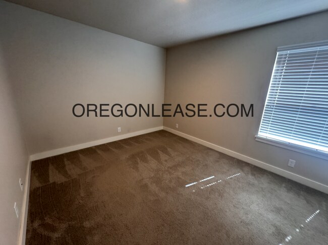 Building Photo - 2 bedroom 2 bath Second floor Thurston duplex home