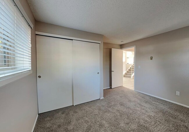 Building Photo - 10964 Elm Dr