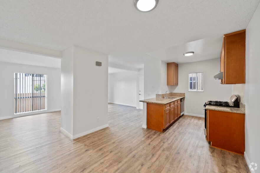 Primary Photo - Walnut Apartments