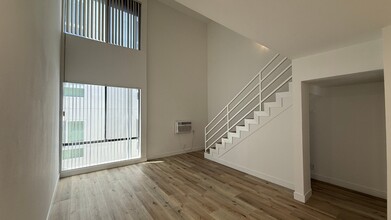 Building Photo - 7044 Hawthorn Ave